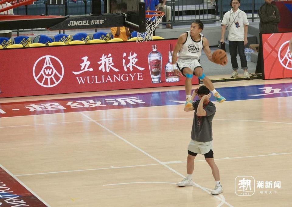 亮相拉拉队, 记者杨晓轩