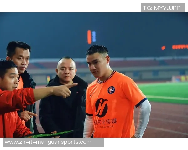 年轻足球明星二代崭露头角继承父业踏上绿茵场新征程